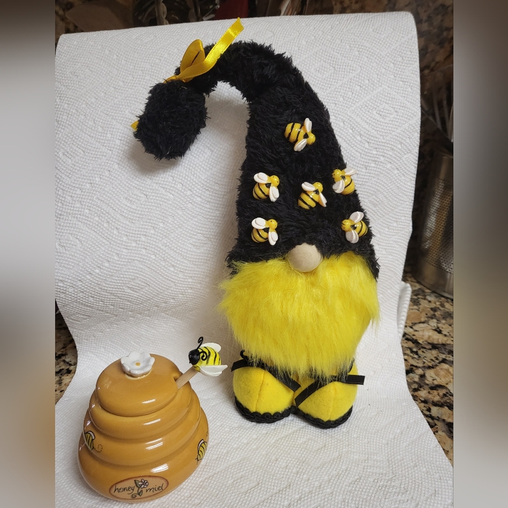 Bumble Bee Gnome abd Honey Pot